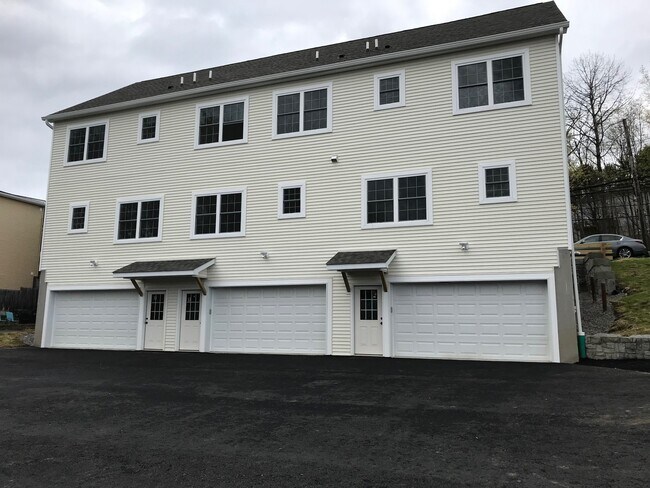 1002 N Division St, Unit 1004 N Division in Peekskill, NY - Foto de edificio - Building Photo