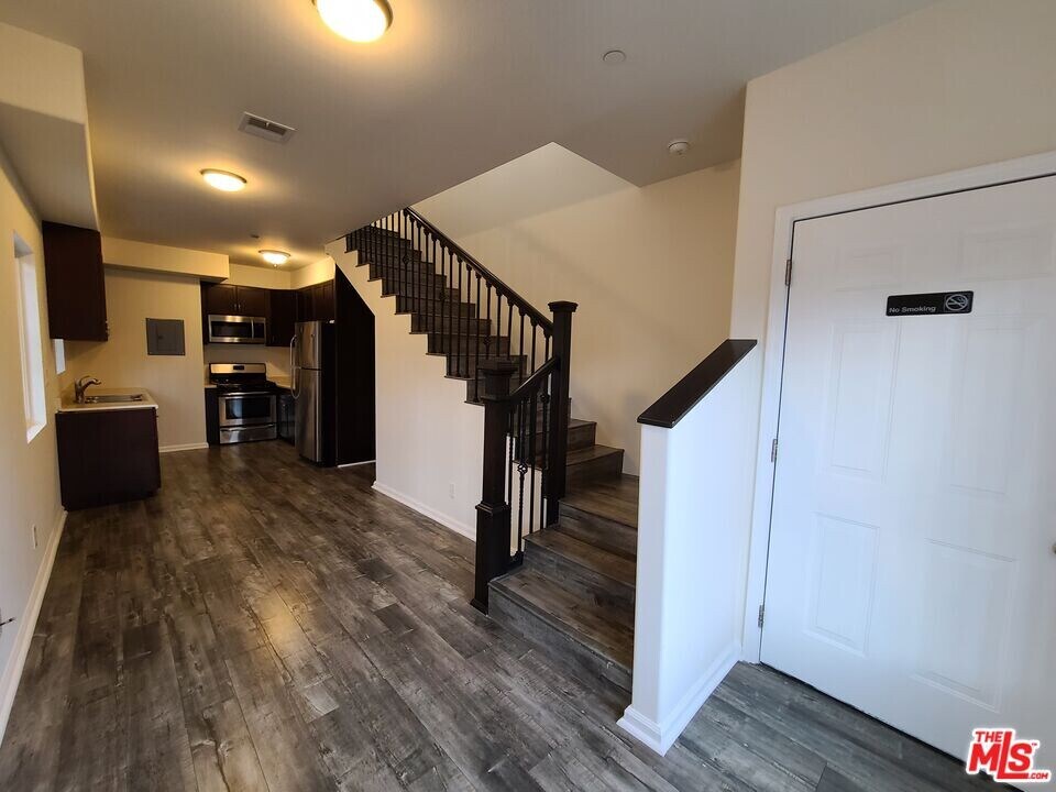 7117 Hawthorn Ave in West Hollywood, CA - Building Photo