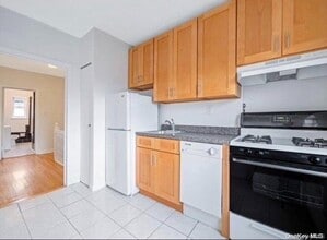 20-07 43rd St in Queens, NY - Building Photo - Building Photo