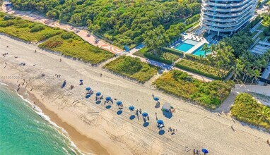 8701 Collins Ave, Unit 1003 in Surfside, FL - Foto de edificio - Building Photo