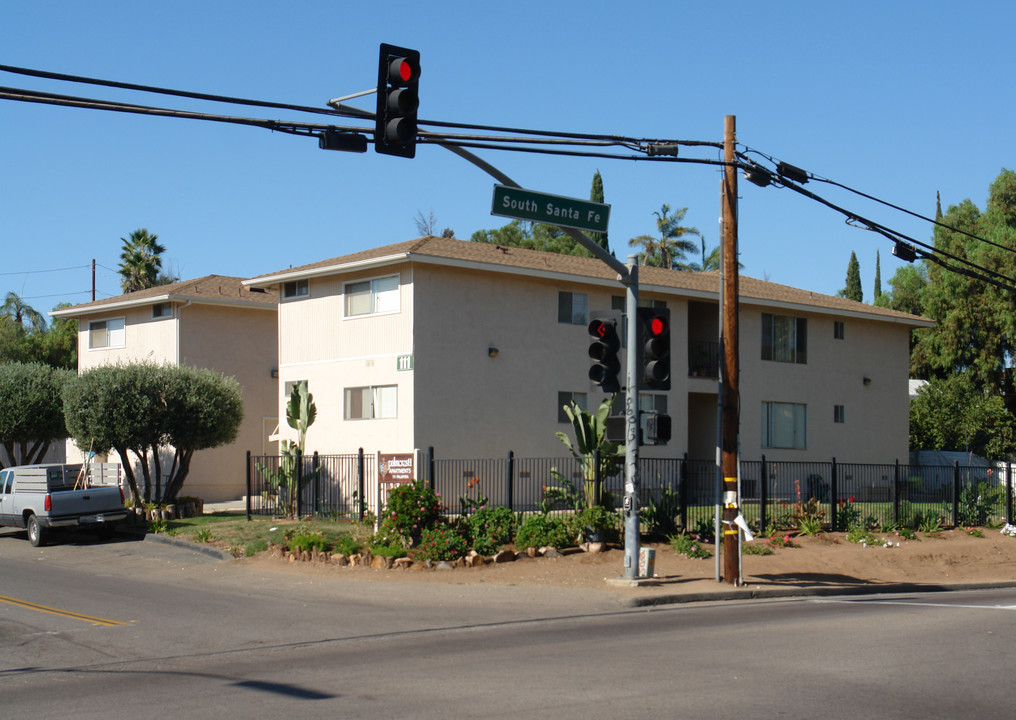 111 Palmyra Dr in Vista, CA - Foto de edificio