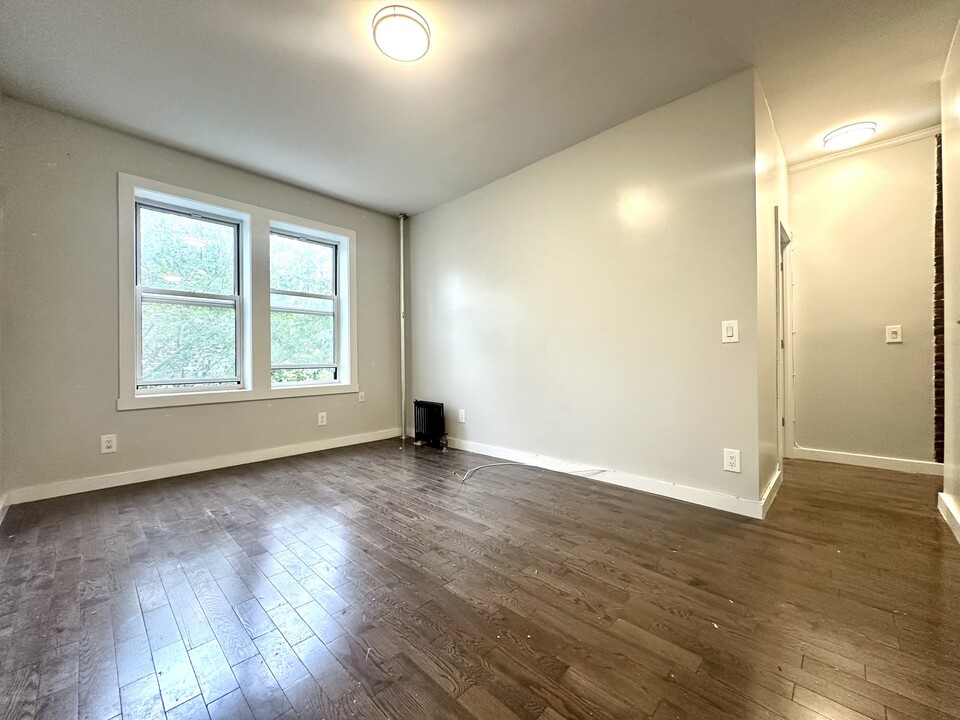 184 Nagle Ave in New York, NY - Building Photo