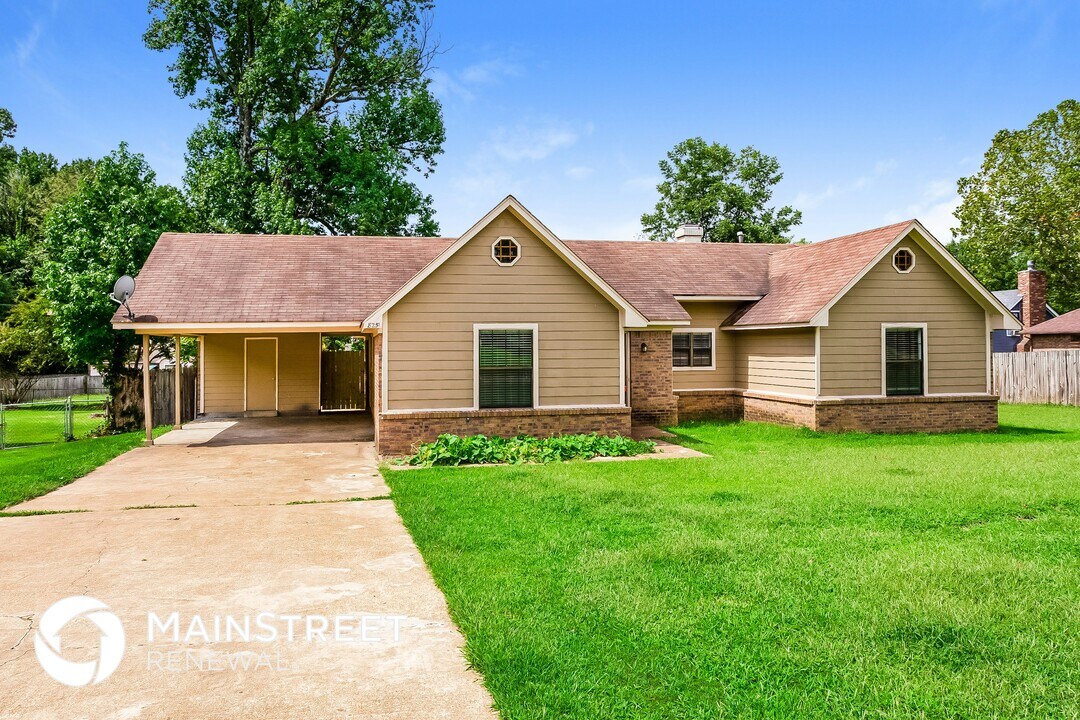 8251 Lance Cove in Southaven, MS - Building Photo
