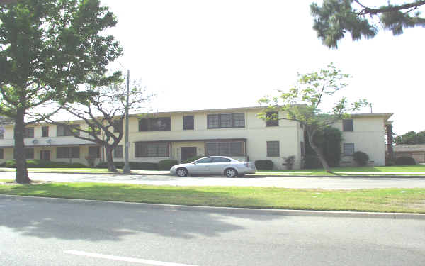 1015 E San Antonio Dr in Long Beach, CA - Building Photo