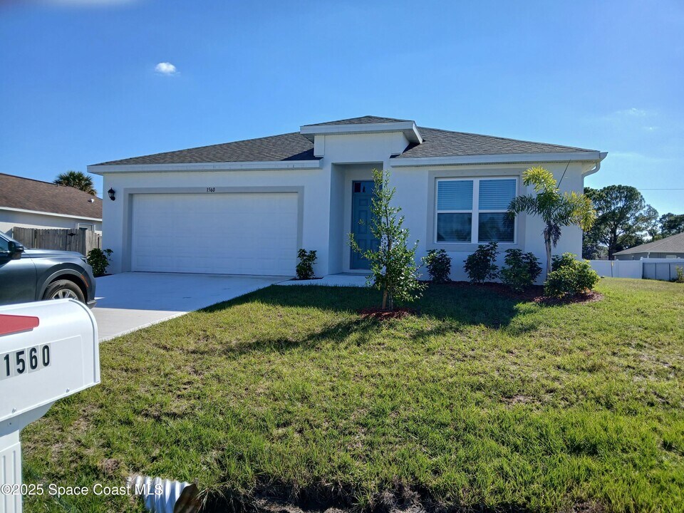 1560 Gardenton St NW in Palm Bay, FL - Building Photo