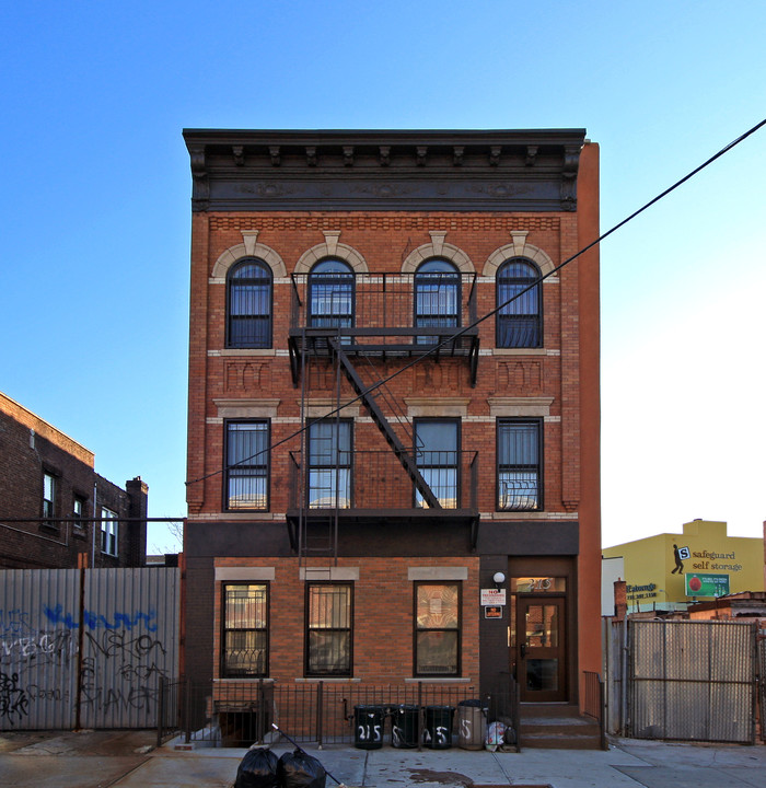 215 Mother Gaston Blvd in Brooklyn, NY - Foto de edificio