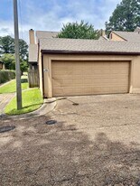 1255 E County Line Rd in Jackson, MS - Building Photo