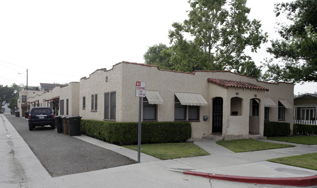 326-328 N Balcom Ave in Fullerton, CA - Foto de edificio