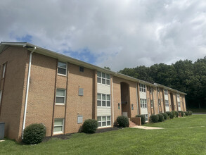 Springhill Village Apartments in Staunton, VA - Foto de edificio - Building Photo