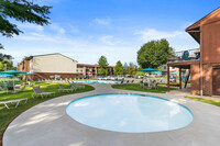 Country Club Apartments in Huntington, WV - Foto de edificio - Building Photo