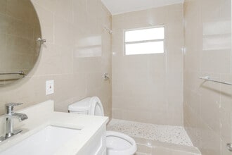 1046 Foster Rd, Unit #1 in Hallandale Beach, FL - Building Photo - Building Photo