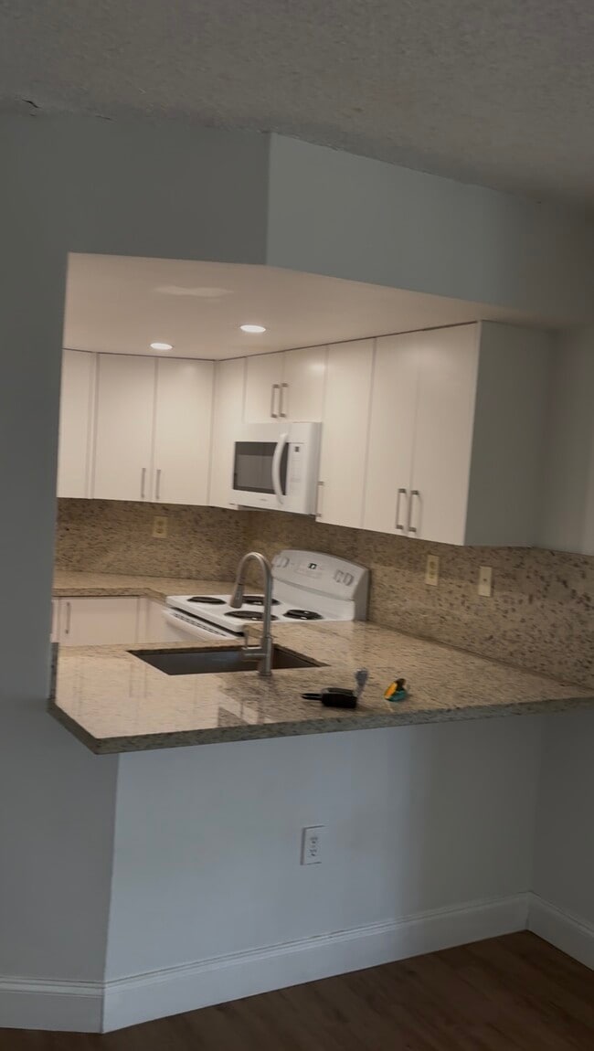 7125 NW 186th St in Hialeah, FL - Building Photo - Building Photo