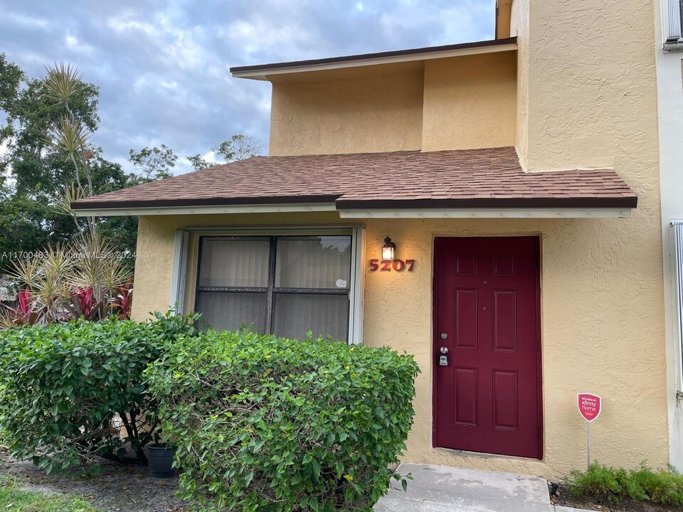 5207 Gate Lake Rd in Tamarac, FL - Building Photo