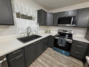 310 S Lightner Ave in Iowa, LA - Building Photo - Building Photo