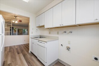 PARG  -Risley &amp; East Avenue in Milwaukie, OR - Foto de edificio - Interior Photo