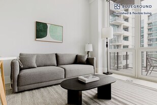 812 W Adams St in Chicago, IL - Building Photo