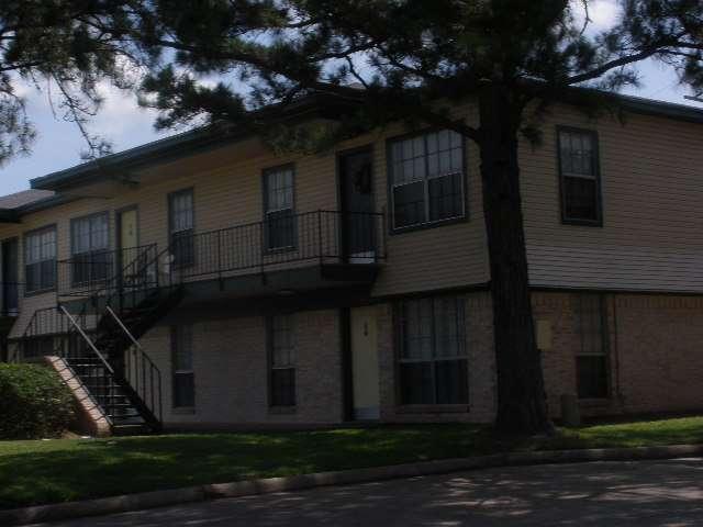 6075 Alpine Cir in Beaumont, TX - Building Photo