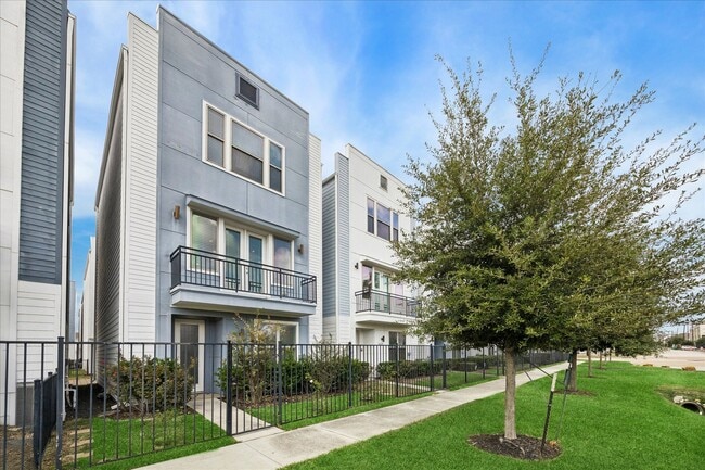 property at 2612 Bastrop St