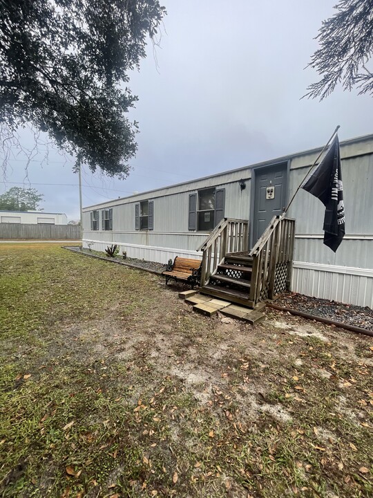 30 Aaron Strickland Rd in Crawfordville, FL - Building Photo