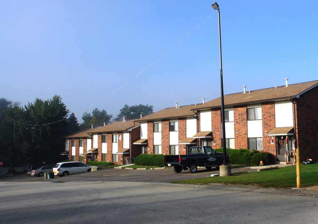 Village Green Apartments in Natrona Heights, PA - Foto de edificio