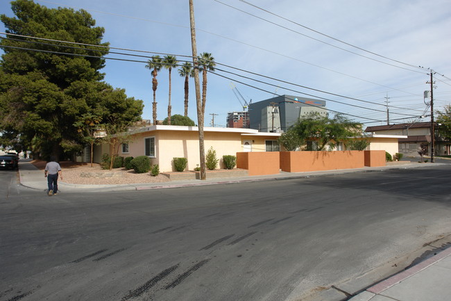 351 Desert Ln in Las Vegas, NV - Foto de edificio - Building Photo