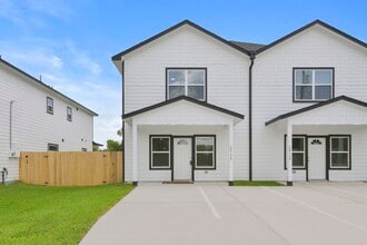 2613 Randolph Rd in Pasadena, TX - Building Photo - Building Photo