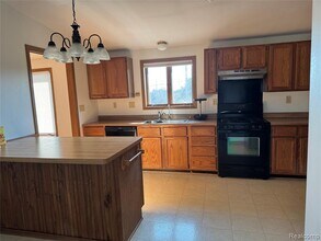 2346 London Bridge Dr in Rochester Hills, MI - Building Photo - Building Photo