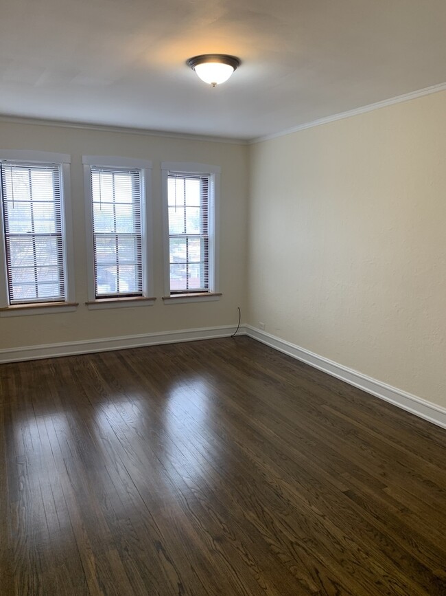7647 W Ibsen St in Chicago, IL - Foto de edificio - Building Photo