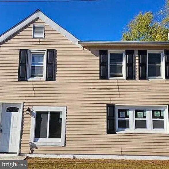 94 Buttonwood Ave in Hancocks Bridge, NJ - Building Photo