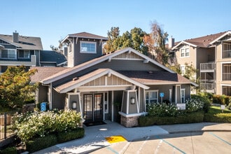 McKenzie at Natomas Park in Sacramento, CA - Foto de edificio - Building Photo