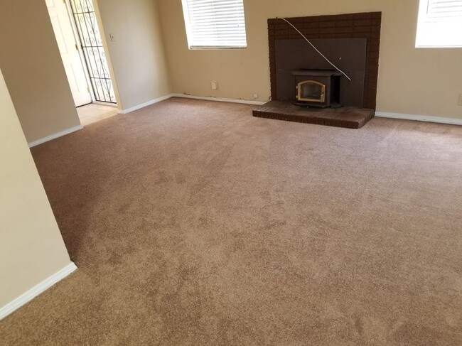 15537 Sunny Vista Rd in Victorville, CA - Building Photo - Building Photo