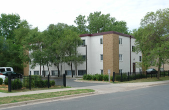 Louisiana Court Apartments in St. Louis Park, MN - Building Photo - Building Photo