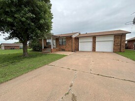 1417 Matthew Dr in Enid, OK - Building Photo