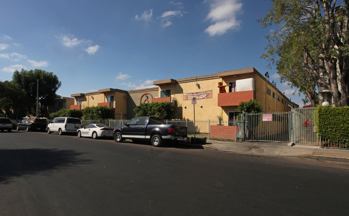 8207 Langdon Ave in Van Nuys, CA - Foto de edificio