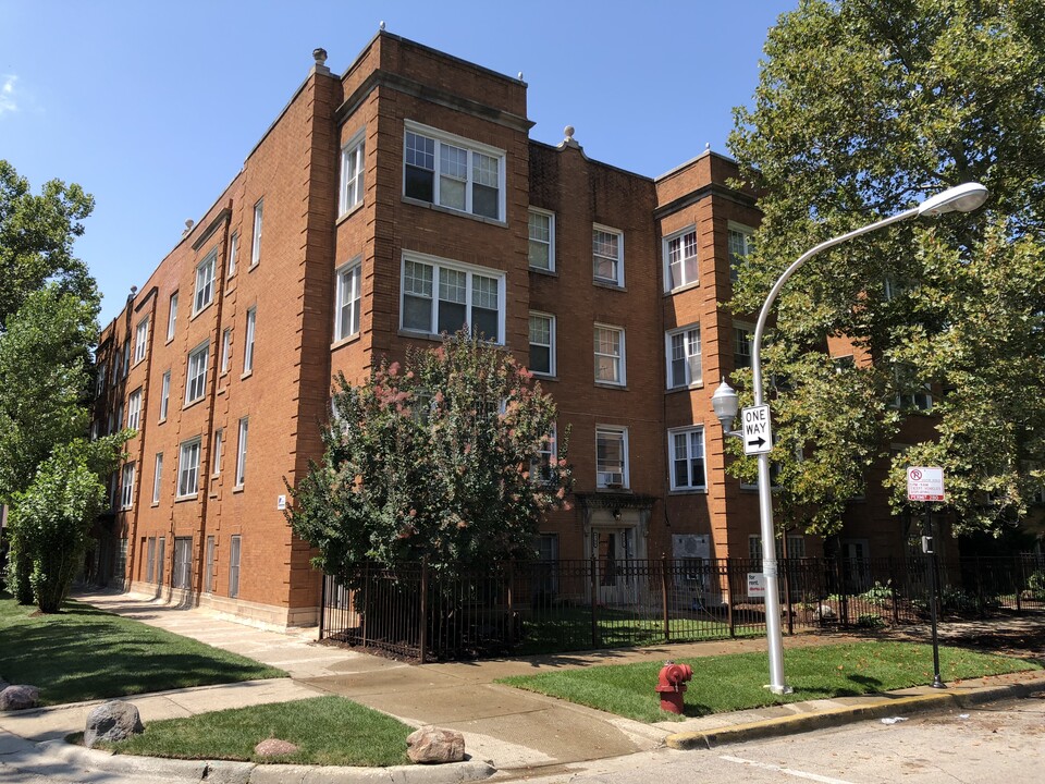 Oakley Apartments in Chicago, IL - Building Photo