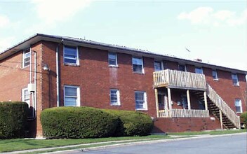 Woodside Apartments in Edison, NJ - Foto de edificio - Building Photo