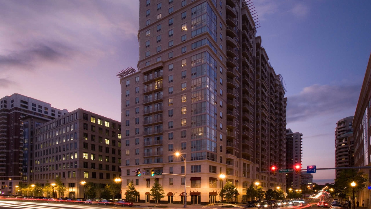 Liberty Tower in Arlington, VA - Foto de edificio