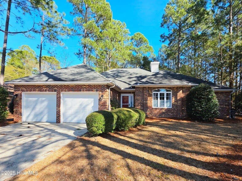 100 Tamarisk Ln in Pinehurst, NC - Building Photo
