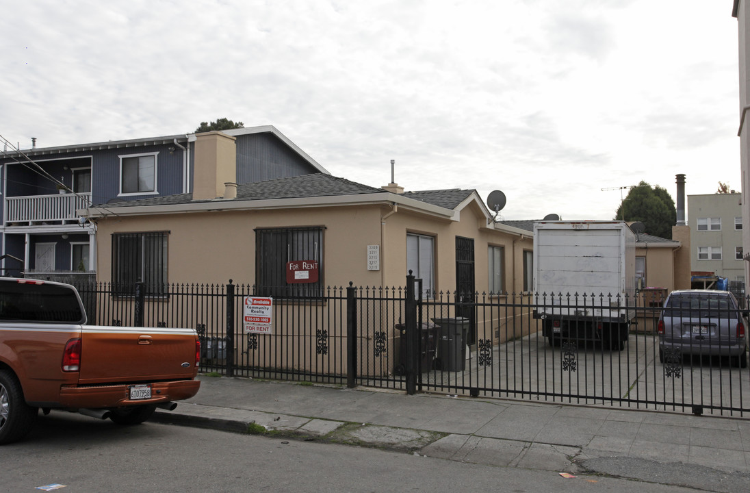 3209-3219 E 17th St in Oakland, CA - Building Photo