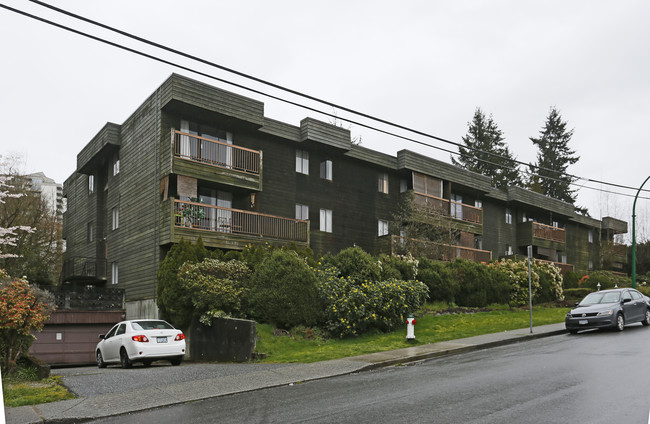 5630 Inman Ave in Burnaby, BC - Building Photo - Building Photo