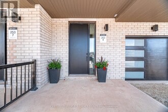 1302 Muller Ln in Oakville, ON - Building Photo - Building Photo