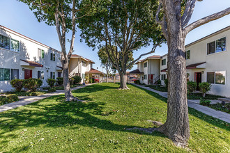 Southwinds Apartments in Oxnard, CA - Building Photo - Building Photo