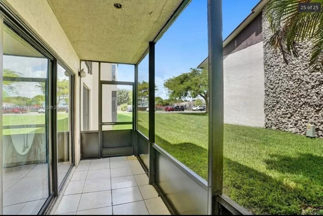 311 W Laurel Dr in Margate, FL - Building Photo