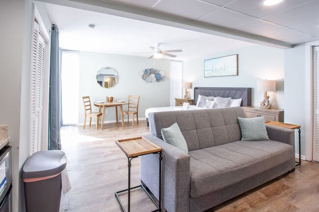 10517 Front Beach Rd in Panama City Beach, FL - Foto de edificio - Building Photo