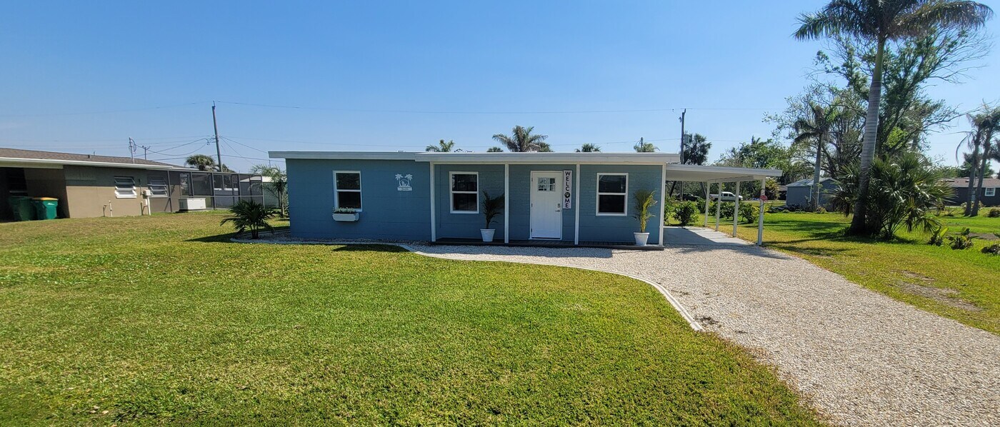3420 Ash St in Punta Gorda, FL - Foto de edificio