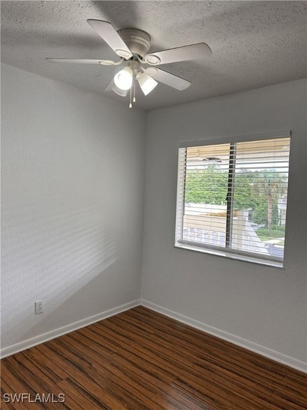4629 Bayshore Dr, Unit J7 in Naples, FL - Building Photo - Building Photo