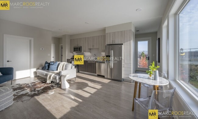 132 Bremen St, Unit 301 in Boston, MA - Building Photo - Building Photo