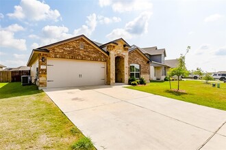 107 Reagor Dr in Taylor, TX - Building Photo - Building Photo