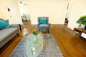 240 E Hedding St in San Jose, CA - Foto de edificio - Building Photo