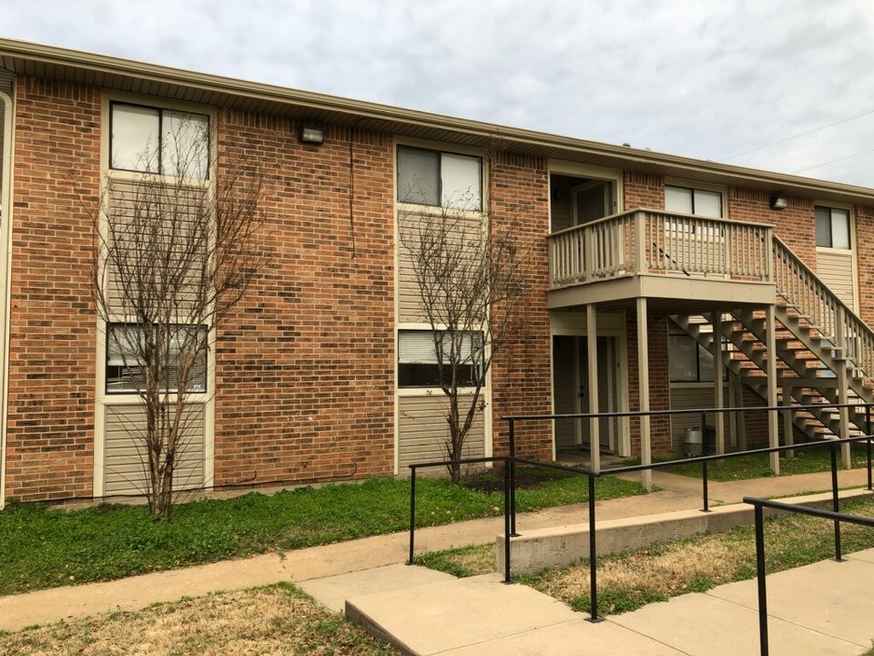 802 W 2nd St, Unit Apt D in Brenham, TX - Foto de edificio
